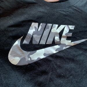 NIKE Youth Boys Gray Camo Swoosh Short Sleeve Soft Black Athletic Tee Shirt